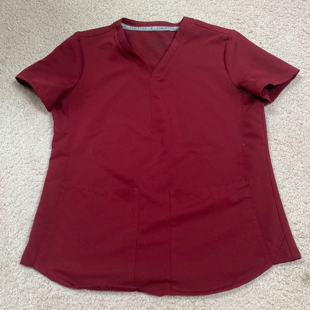 Women’s XS fabletics wine Method 2 pocket scrub top